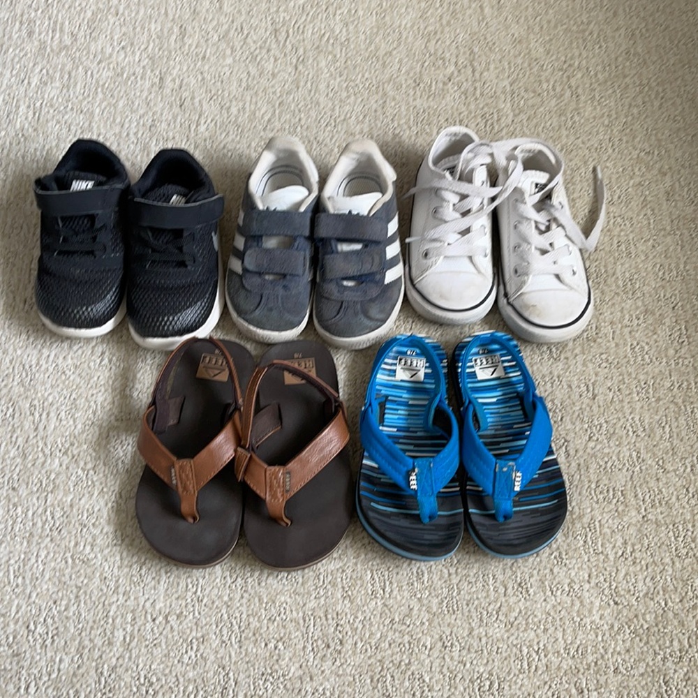 Toddle boys shoes.